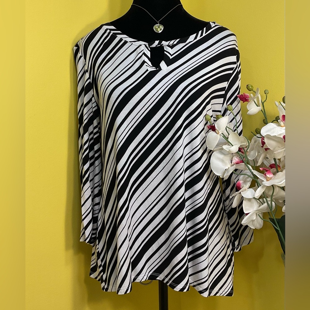 NWOT Croft & Barrow Black & White Striped Keyhole Blouse Size Petite Medium